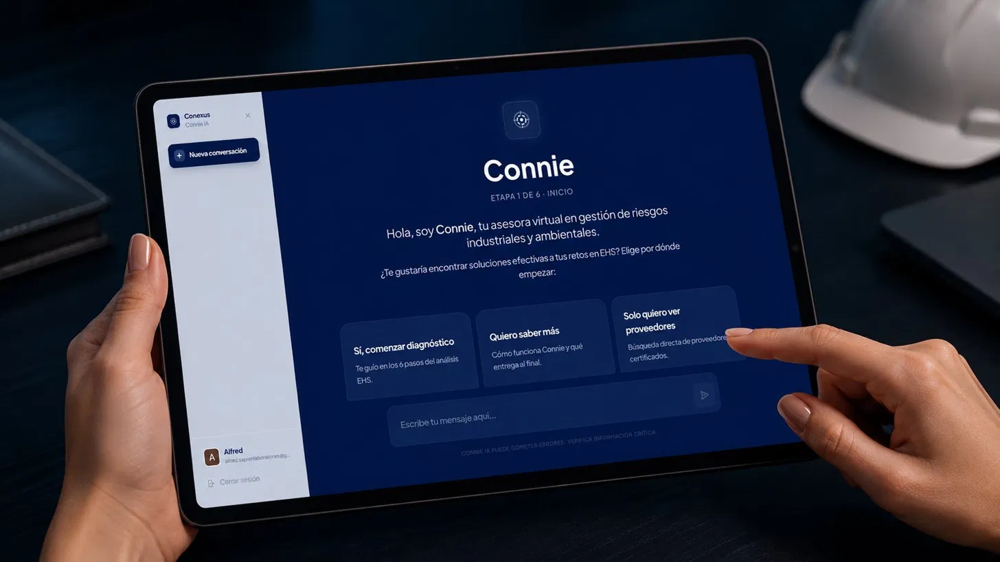Interfaz de Connie IA mostrada en una tablet, con un dedo a punto de seleccionar una opción